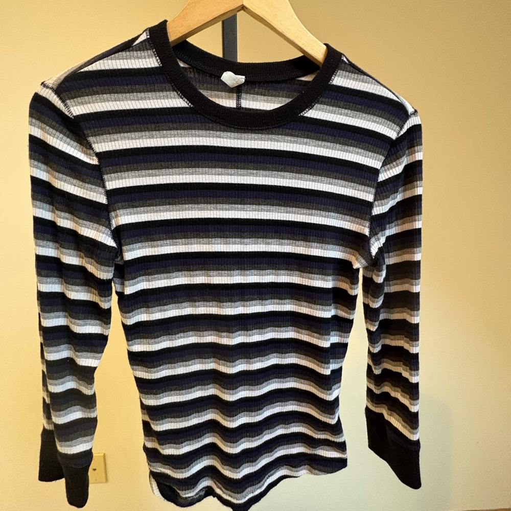 Free People multi stripe top w/ stretch & shirttail bottom. Great condition.